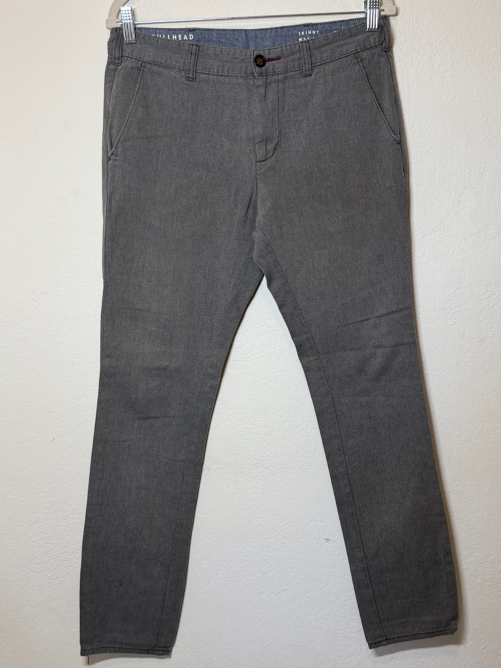 Bullhead Denim Co. men's skinny-fit trousers in grey.Size 31x32